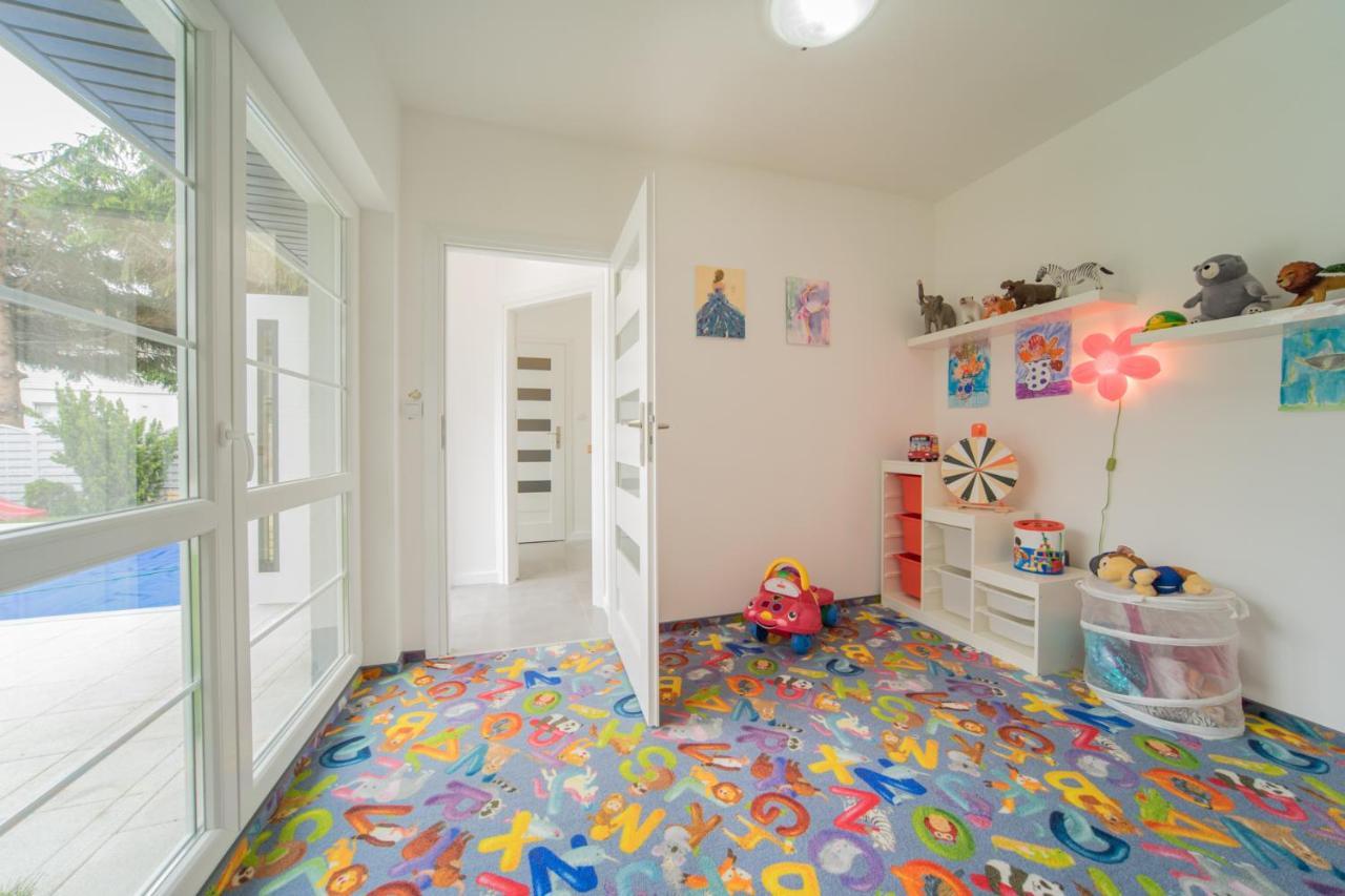 Rewit Dom Goscinny Z Podgrzewanym Basenem Rewal Exteriér fotografie